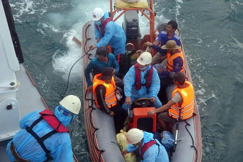[Video] Cứu 13 ngư dân bị chìm tàu trên vùng biển Đà Nẵng