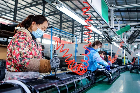 Công nhân làm việc tại một nhà máy ở tình Hồ Bắc, Trung Quốc. (Nguồn: THX)