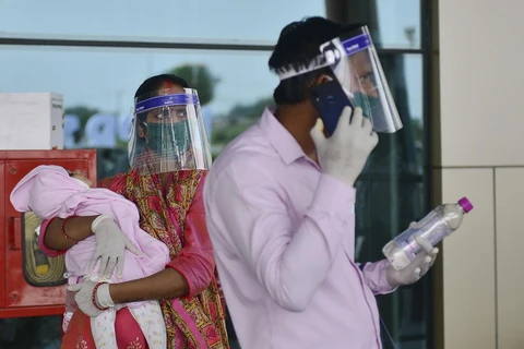 Người dân đeo khẩu trang và mặt nạ phòng lây nhiễm COVID-19 tại Allahabad , Ấn Độ, ngày 25/5/2020. (Ảnh: AFP/TTXVN)