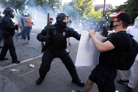 Cảnh sát đụng độ với người biểu tình phản đối tình trạng phân biệt chủng tộc tại Mỹ. (Nguồn: The Australian)