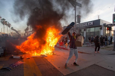 [Video] Mỹ: Người biểu tình châm lửa đốt cháy hàng loạt xe sang