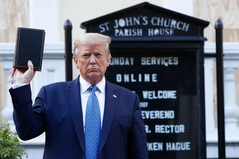 Tổng thống Trump cầm Kinh Thánh chụp ảnh tại nhà thờ St. John's. (Nguồn: CNN)