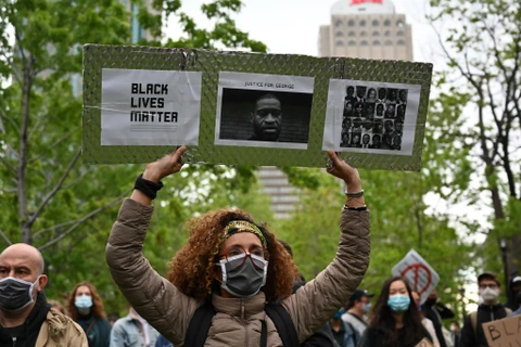 Người dân tham gia tuần hành phản đối tình trạng bạo lực sắc tộc làm người da màu George Floyd ở Mỹ tử vong, tại Montreal, Canada ngày 31/5/2020. (Ảnh: AFP/TTXVN)