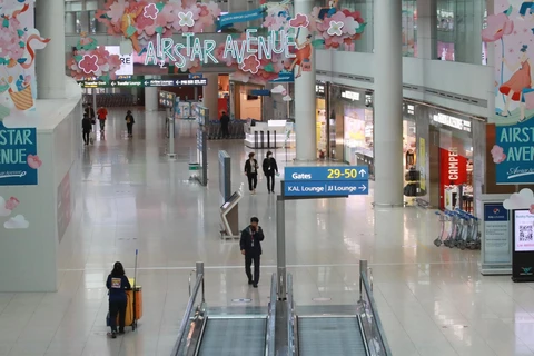 Hành khách tại sân bay Incheon, Hàn Quốc ngày 22/4/2020. (Ảnh: Yonhap/TTXVN)