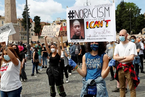 Người biểu tình giơ cao khẩu hiệu phản đối nạn phân biệt chủng tộc tại Rome, Italy. (Nguồn: Reuters)