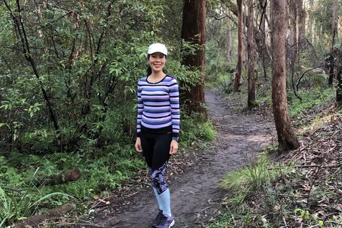 Chị Phượng Phan thực hiện thử thách đi bộ trong rừng Berowra Valley National Park, Tây Bắc Sydney để gây quỹ giúp trẻ em Việt Nam. (Ảnh do nhân vật cung cấp)