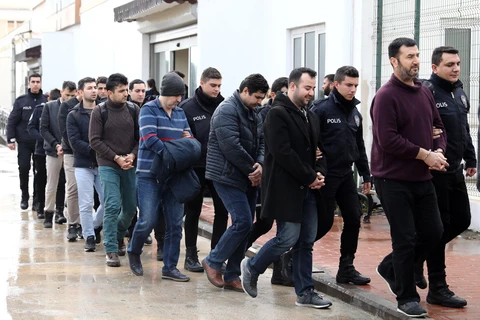 Cảnh sát bắt giữ các nghi can có liên quan tới giáo sỹ Gulen. (Nguồn: dailysabah.com)