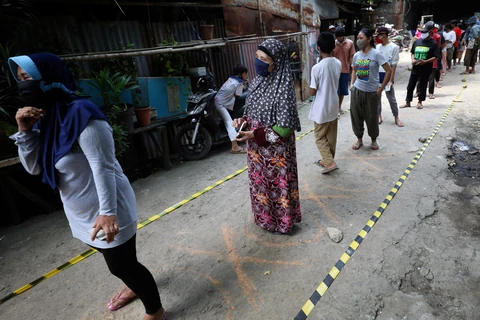 Người dân thực hiện giãn cách xã hội tại Jarkarta, Indonesia. (Nguồn: AP)