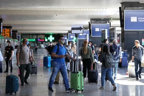 Hành khách đeo khẩu trang phòng lây nhiễm COVID-19 tại nhà ga tàu hỏa Roma Termini ở Rome, Italy, ngày 3/6/2020. (Ảnh: THX/TTXVN)