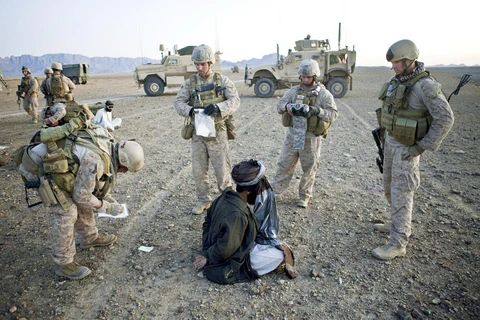 Binh sỹ Mỹ bắt giữ một nghi phạm Taliban. (Nguồn: Corbis)