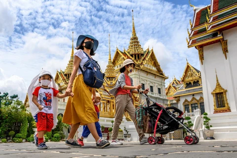 Người dân và khách du lịch thăm Hoàng cung ở thủ đô Bangkok, Thái Lan, ngày 7/6/2020. (Ảnh: AFP/TTXVN)