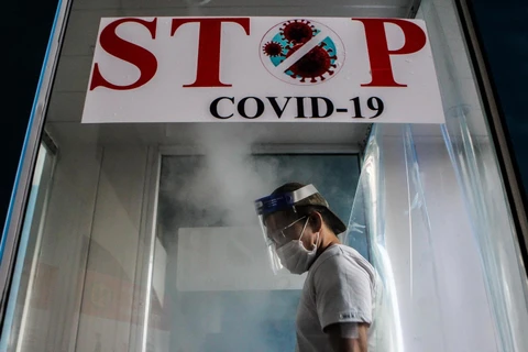 Phun thuốc khử trùng nhằm ngăn chặn sự lây lan của dịch COVID-19 tại một nhà ga ở Manila, Philippines. (Ảnh: THX/TTXVN)