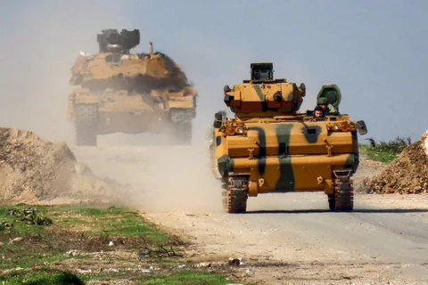 Xe quân sự của Thổ Nhĩ Kỳ trên đường cao tốc giữa tỉnh Aleppo và Latakia, miền bắc Syria, ngày 15/3/2020. (Ảnh: AFP/TTXVN)