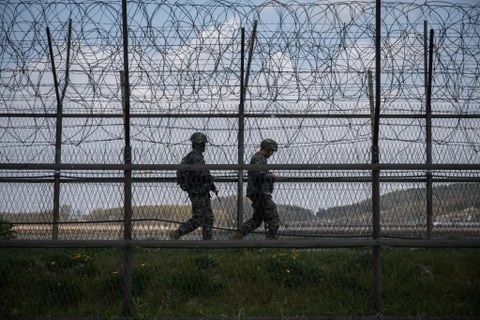 Binh sỹ Hàn Quốc tuần tra tại khu phi quân sự chia cắt hai miền Triều Tiên trên đảo Ganghwa, ngày 23/4/2020. (Ảnh: AFP/TTXVN)