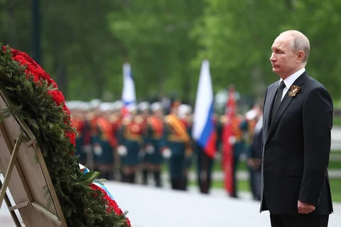 Tổng thống Putin đặt vòng hoa viếng tại Tượng đài Các chiến sỹ vô danh. (Nguồn: TASS)