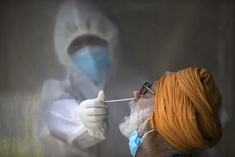 Nhân viên y tế lấy mẫu xét nghiệm COVID-19 tại New Delhi, Ấn Độ, ngày 17/6/2020. (Ảnh: AFP/TTXVN)