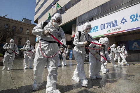 Phun thuốc khử trùng nhằm ngăn chặn sự lây lan của dịch COVID-19 tại thành phố Daegu, Hàn Quốc ngày 2/3/2020. (Ảnh: THX/TTXVN)