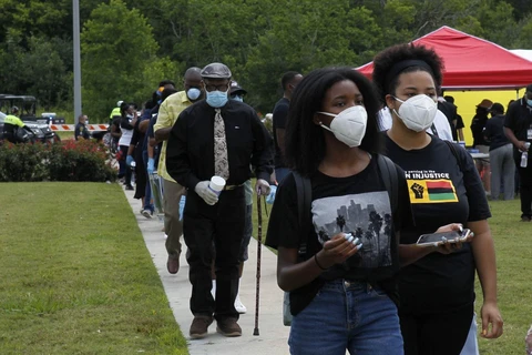 Người dân đeo khẩu trang phòng dịch COVID-19 tại Houston, bang Texas, Mỹ ngày 8/6/2020. (Ảnh: THX/TTXVN)