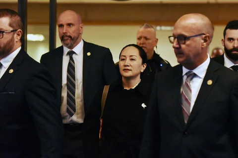 Giám đốc Tài chính của Tập đoàn Huawei (Trung Quốc) Mạnh Vãn Châu rời khỏi Tòa án Tối cao British Columbia ở Vancouver (Canada) sau phiên xét xử, ngày 23/1/2020. (Ảnh: AFP/TTXVN)