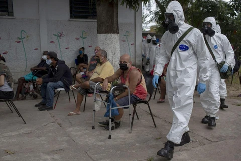 Người vô gia cư sống tại khu lều tạm để ngăn chặn sự lây lan của dịch COVID-19 tại Rio de Janeiro, Brazil, ngày 14/5/2020. (Ảnh: AFP/TTXVN)