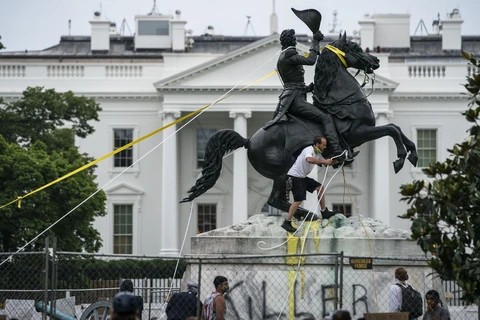 Người biểu tình tìm cách kéo đổ tượng Andrew Jackson tại quảng trường Lafayette bên ngoài Nhà Trắng ngày 22/6. (Nguồn: Getty Images)
