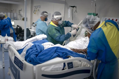 Chuyên gia y tế điều trị cho bệnh nhân mắc COVID-19 tại bệnh viện ở Marica, Rio de Janeiro, Brazil ngày 6/6/2020. (Ảnh: AFP/TTXVN)