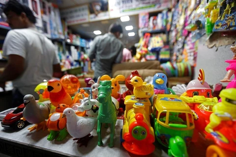 Một cửa hàng bán đồ chơi Trung Quốc ở Kolkata, Ấn Độ. (Nguồn: Reuters)