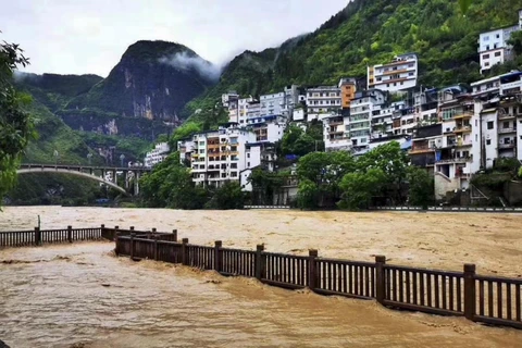 Nước sông dâng cao do mưa lớn tại Trùng Khánh, Trung Quốc ngày 12/6/2020. (Ảnh: THX/TTXVN)