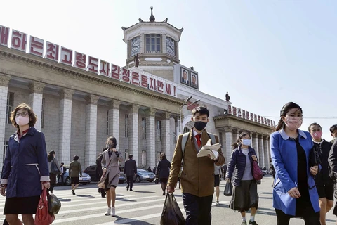 Người dân đeo khẩu trang phòng ngừa COVID-19 tại nhà ga Bình Nhưỡng, Triều Tiên. (Nguồn: Reuters)