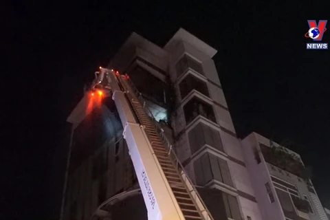 [Video] Cháy tòa nhà cao tầng trong đêm tại Đà Nẵng