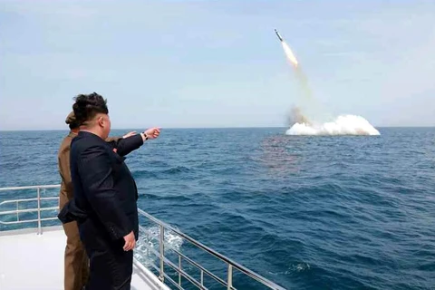 Bức ảnh được cho là nhà lãnh đạo Triều Tiên Kim Jong-un thị sát một vụ thử tên lửa đạn đạo phóng từ tàu ngầm. (Nguồn: EPA)
