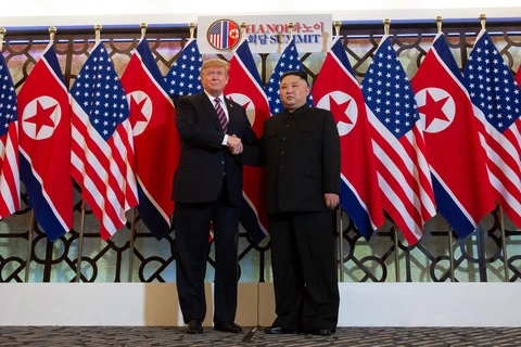 Tổng thống Mỹ Donald Trump bắt tay nhà lãnh đạo Triều Tiên Kim Jong-un tại cuộc gặp thượng đỉnh ở Hà Nôi ngày 27/2/2019. (Nguồn: AFP)