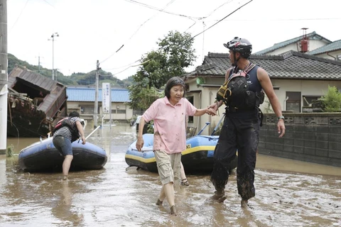 Sơ tán người dân khỏi khu vực ngập lụt sau những trận mưa lớn tại Omuta, tỉnh Fukuoka, tây nam Nhật Bản ngày 7/7/2020. (Ảnh: Kyodo/TTXVN)
