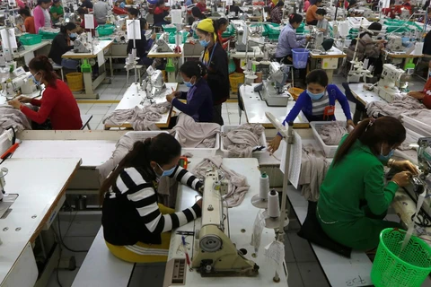 Công nhân tại một nhà máy dệt may của Campuchia. (Nguồn: qz.com)