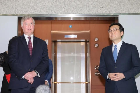 Thứ trưởng Ngoại giao kiêm đặc phái viên của Mỹ về vấn đề Triều Tiên Stephen Biegun (trái) trong cuộc họp báo chung sau hội đàm với Đặc phái viên Hàn Quốc về hòa bình trên bán đảo Triều Tiên Lee Do-hoon, tại Seoul ngày 8/7/2020. (Ảnh: YONHAP/TTXVN)