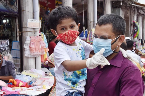 Người dân đeo khẩu trang phòng lây nhiễm COVID-19 tại Dhaka, Bangladesh, ngày 20/6/2020. (Ảnh: THX/ TTXVN)
