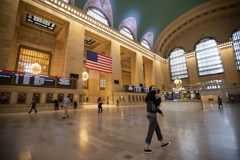 Hành khách tại Nhà ga Trung tâm ở New York, Mỹ, ngày 8/7/2020. (Ảnh: THX/TTXVN)