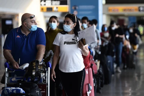 Hành khách đeo khẩu trang phòng lây nhiễm COVID-19 tại sân bay Fiumicino ở Rome, Italy, ngày 3/6/2020. (Ảnh: AFP/TTXVN)