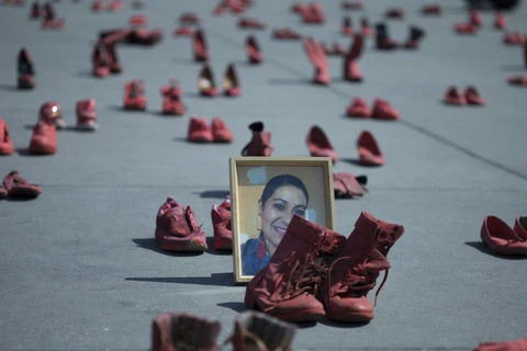Các nhà hoạt động xã hội đặt những chiếc giày đỏ ở trung tâm mua sắm Zocalo, thành phố Mexico để phản đối tình trạng phụ nữ bi giết hại hay mất tích. (Nguồn: AP) 