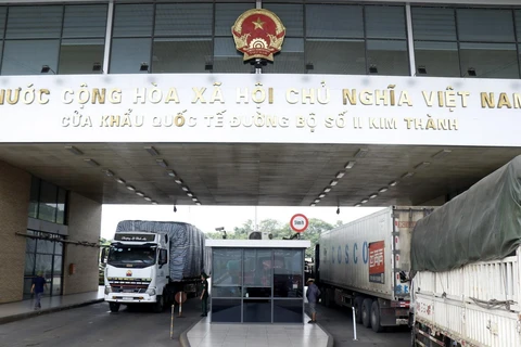 Các xe container hàng nông sản chờ làm thủ tục thông quan xuất khẩu sang thị trường Trung Quốc tại Cửa khẩu quốc tế đường bộ số II Kim Thành. (Ảnh: Quốc Khánh/TTXVN)