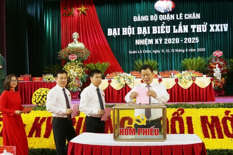 Đại biểu bỏ phiếu bầu các chức danh tại đại hội Đảng bộ quận Lê Chân. (Ảnh: TTXVN)