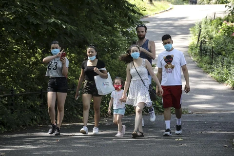 Người dân đeo khẩu trang phòng lây nhiễm COVID-19 tại New York, Mỹ, ngày 13/7/2020. (Ảnh: THX/TTXVN)