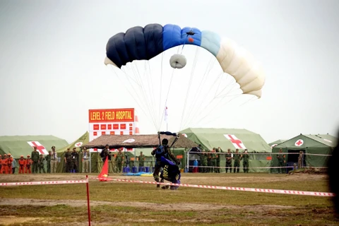 Lực lượng nhảy dù quân đội Campuchia tham gia diễn tập cứu hộ, cứu nạn với Việt Nam ngày 18/12/2019. (Ảnh: Trần Long/TTXVN)