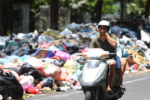 [Video] Nội thành Hà Nội đang tồn ứ hơn 9.000 tấn rác
