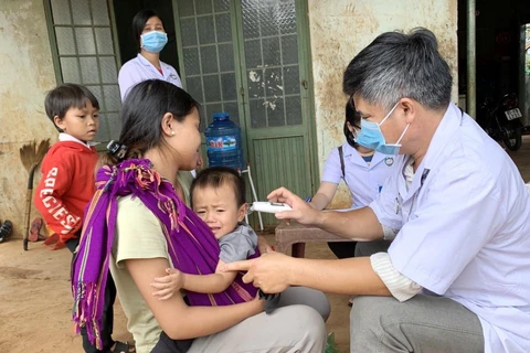 Cán bộ y tế tỉnh Gia Lai khám sàng lọc cho người dân tại làng Bông Hiot, xã Hải Yang, huyện Đak Đoa. (Ảnh: Quang Thái/TTXVN)