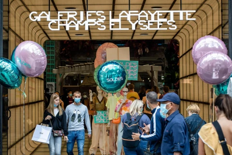 Khách hàng đeo khẩu trang phòng dịch COVID-19 tại một cửa hàng ở Galeries Lafayette, Paris, Pháp ngày 16/7/2020. (Ảnh: THX/TTXVN)