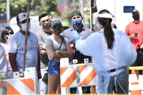 Người dân đeo khẩu trang phòng lây nhiễm COVID-19 tại một điểm xét nghiệm COVID-19 ở Los Angeles, California, Mỹ, ngày 10/7/2020. (Ảnh: AFP/TTXVN)