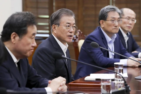 Tổng thống Hàn Quốc Moon Jae-in(thứ 2, trái) trong cuộc họp Hội đồng An ninh quốc gia tại Seoul ngày 22/8/2019. (Ảnh: YONHAP/TTXVN)