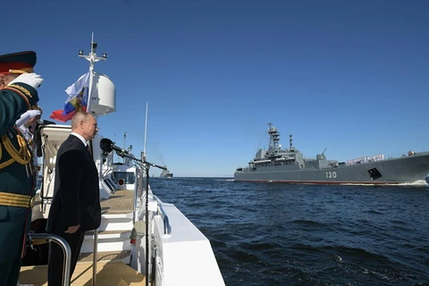 Tổng thống Nga Vladimir Putin dự lễ duyệt binh nhân Ngày Hải quân Nga. (Nguồn: Sputnik)
