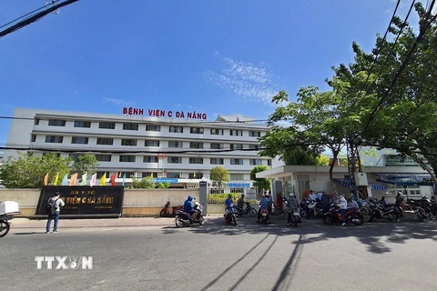 Bệnh nhân nghi nhiễm COVID-19 được chuyển đến Bệnh viện Đà Nẵng để điều trị, theo dõi. (Ảnh: Văn Dũng/TTXVN)